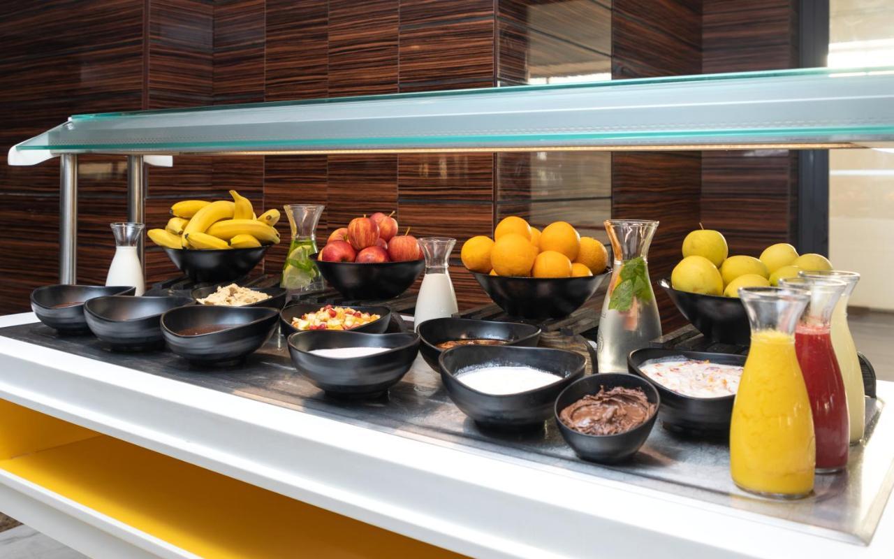 Radisson Hotel Sfax Exterior photo A salad bar