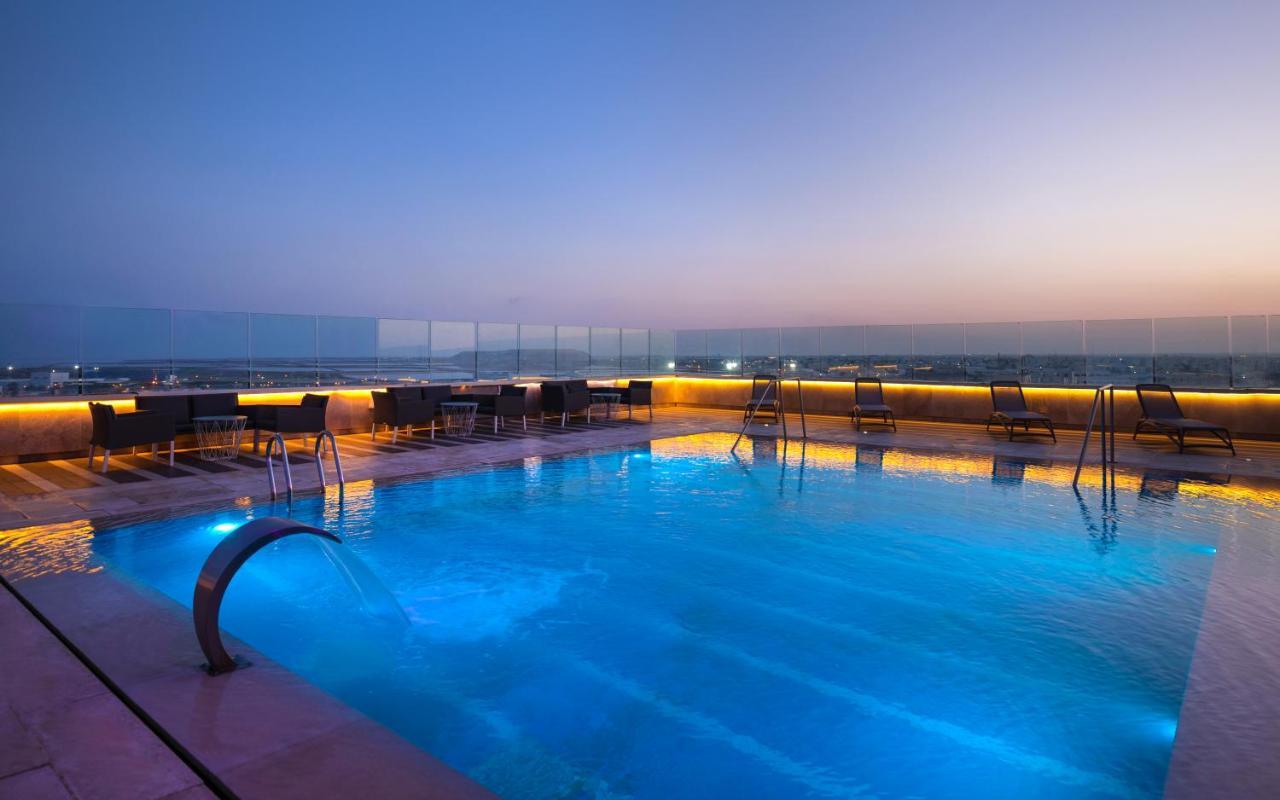 Radisson Hotel Sfax Exterior photo The pool at the rooftop bar