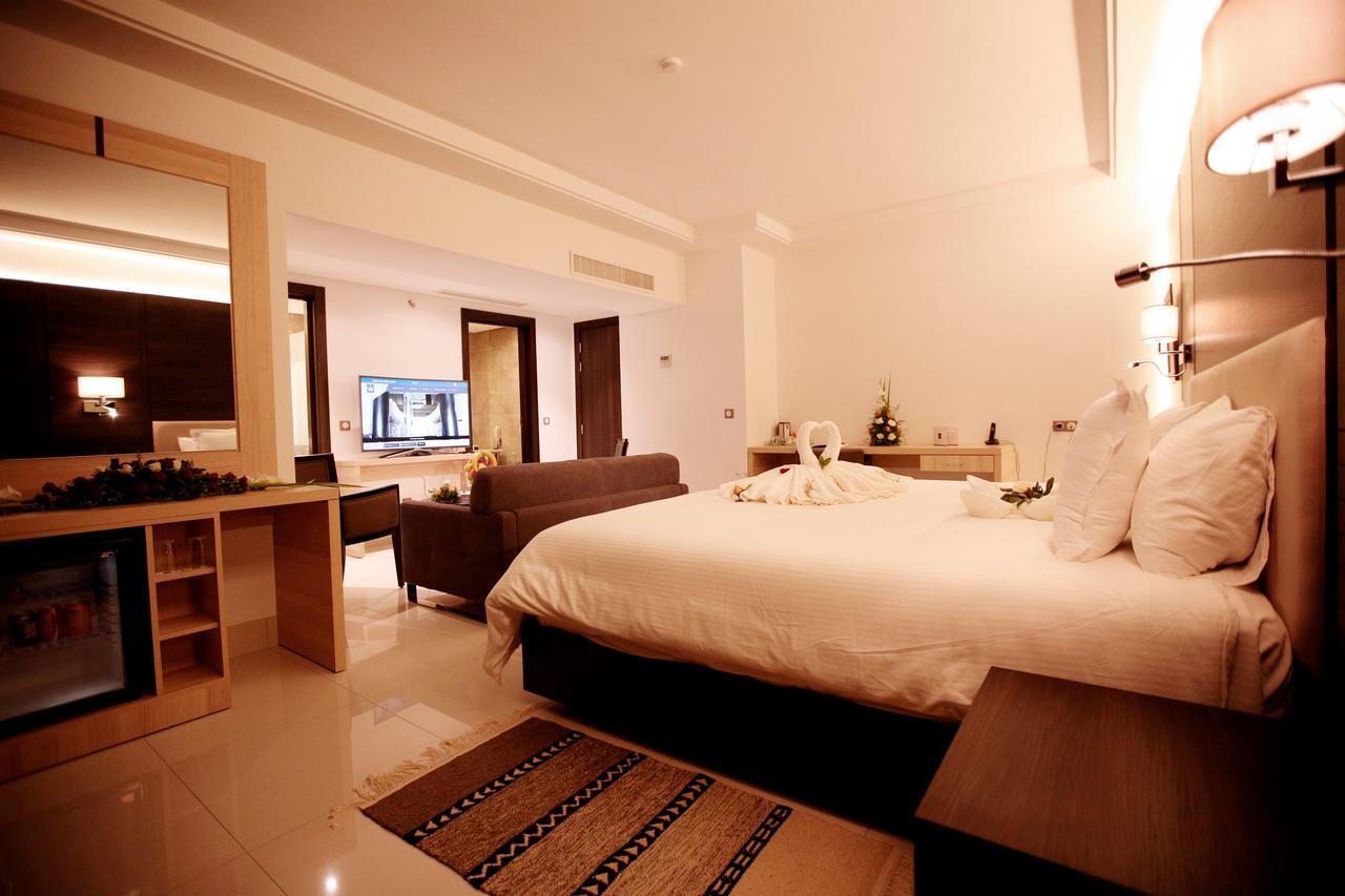 Radisson Hotel Sfax Exterior photo A room at the hotel